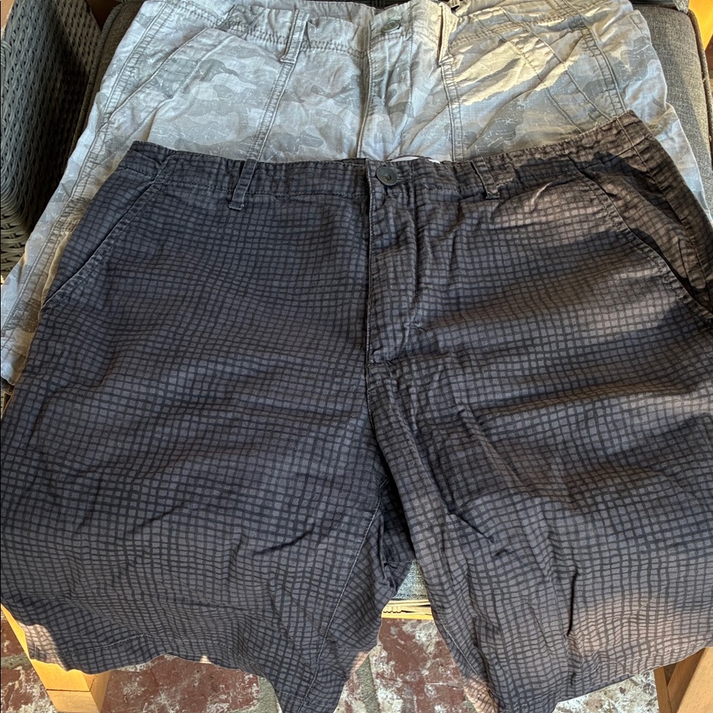 Calvin Klein 2x  Black and Gray Patterned Shorts, size 32